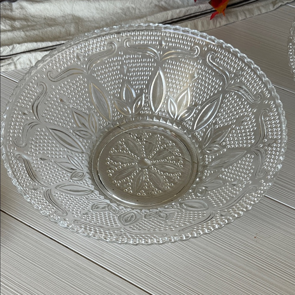 Large Federal Glass Hertiage from 1940’s.Elegant  Glass Decorative Bowl set of 2